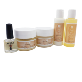 CND ALMOND STARTER KIT SPA 5 PCS-Productbeschrijving Inhoud: Almond Hydrating Lotion 59 ml, Almond Milk Bath 59 ml, Almond Illuminating Masque 73 g, Almond Moisture Scrub 95 g, Solar oil 7.3 ml, Brochure en een dvd.