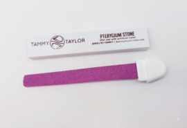 Tammy Taylor Pterygium Stone, elimineert 100% van het loslaten van de nagelplaat door overtollige nagriem, duwt de nagriem terug in moeilijk bereikbare hoekjes van de nagriemgroef.