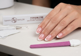 Tammy Taylor Pterygium Stone, elimineert 100% van het loslaten van de nagelplaat door overtollige nagriem, duwt de nagriem terug in moeilijk bereikbare hoekjes van de nagriemgroef.