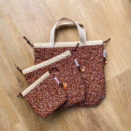 PB Bruin met kleine bloemetjes (met koordsluiting)