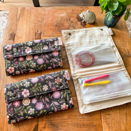 Bag (etui) voor vaste rondbreinaalden  / Bloemen op zwarte ondergrond