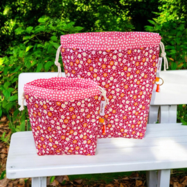 PB Roze met kleine bloemetjes (met koordsluiting)