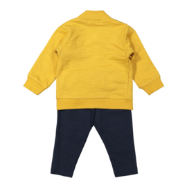 Broek, t-shirt lange mouw en cardigan area