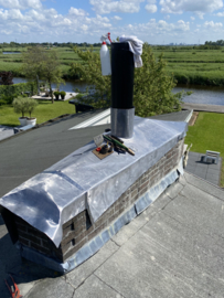 Lood boven op schoorsteen groot terplekken