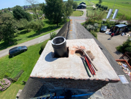 Lood boven op schoorsteen klein