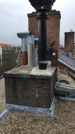 Lood boven op schoorsteen groot terplekken