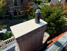 Lood boven op schoorsteen klein
