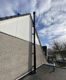 7,5 meter dubbelwandig kanaal zwart gecoat buitenom geïnstalleerd