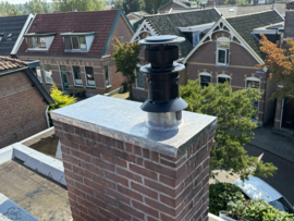 Lood boven op stenen schoorsteen