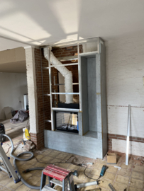 inbouwhaard ingebouwd in muur of openhaard en aangesloten op bestaande rookkanaal