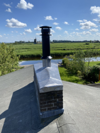 Lood boven op schoorsteen groot terplekken