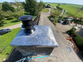 Lood boven op schoorsteen klein