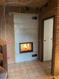 inbouwhaard ingebouwd in muur of openhaard en aangesloten op bestaande rookkanaal