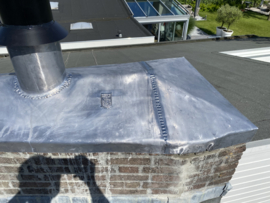 Lood boven op schoorsteen groot terplekken