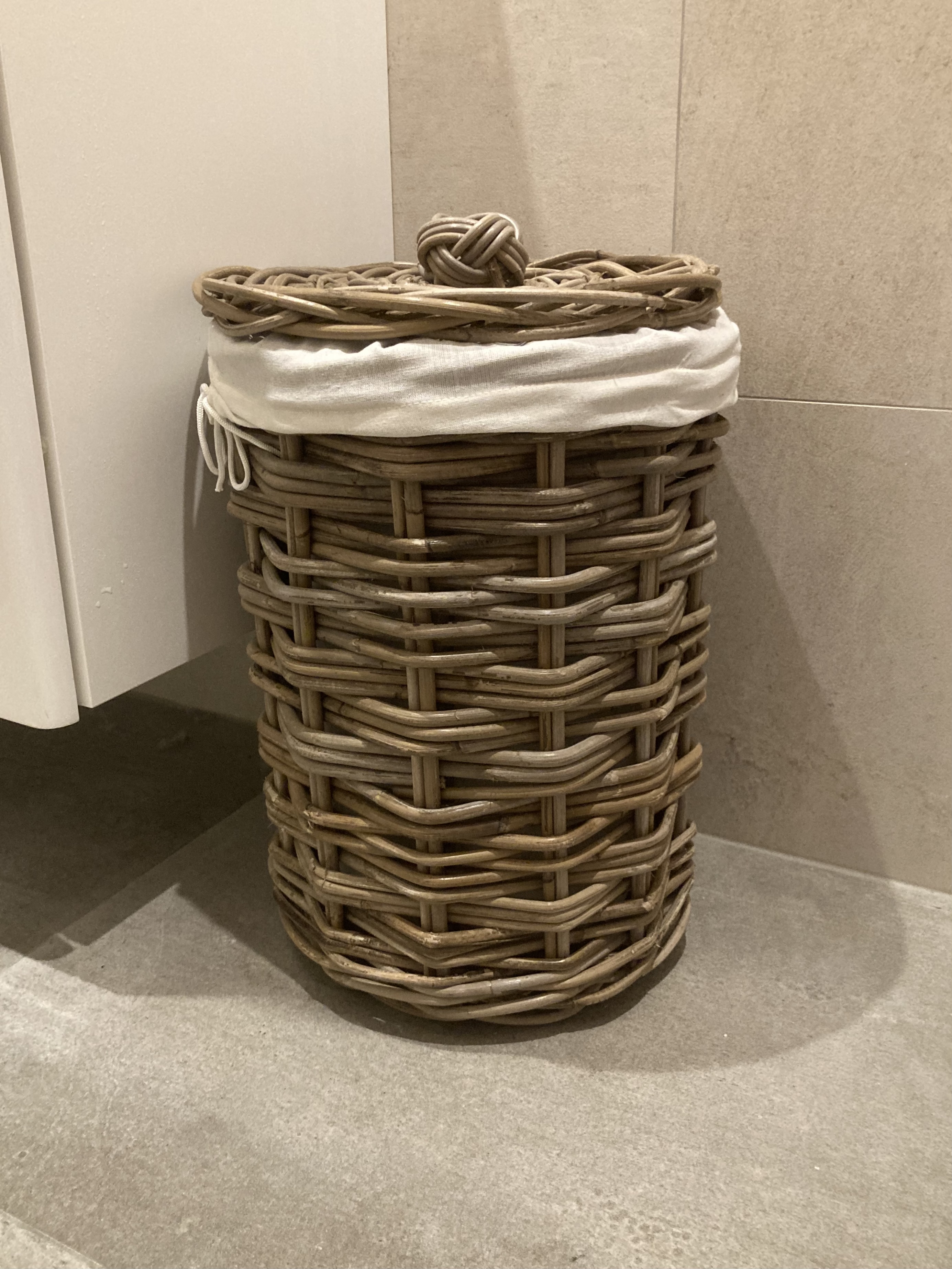 Small round laundry basket with lid (28x42cm)