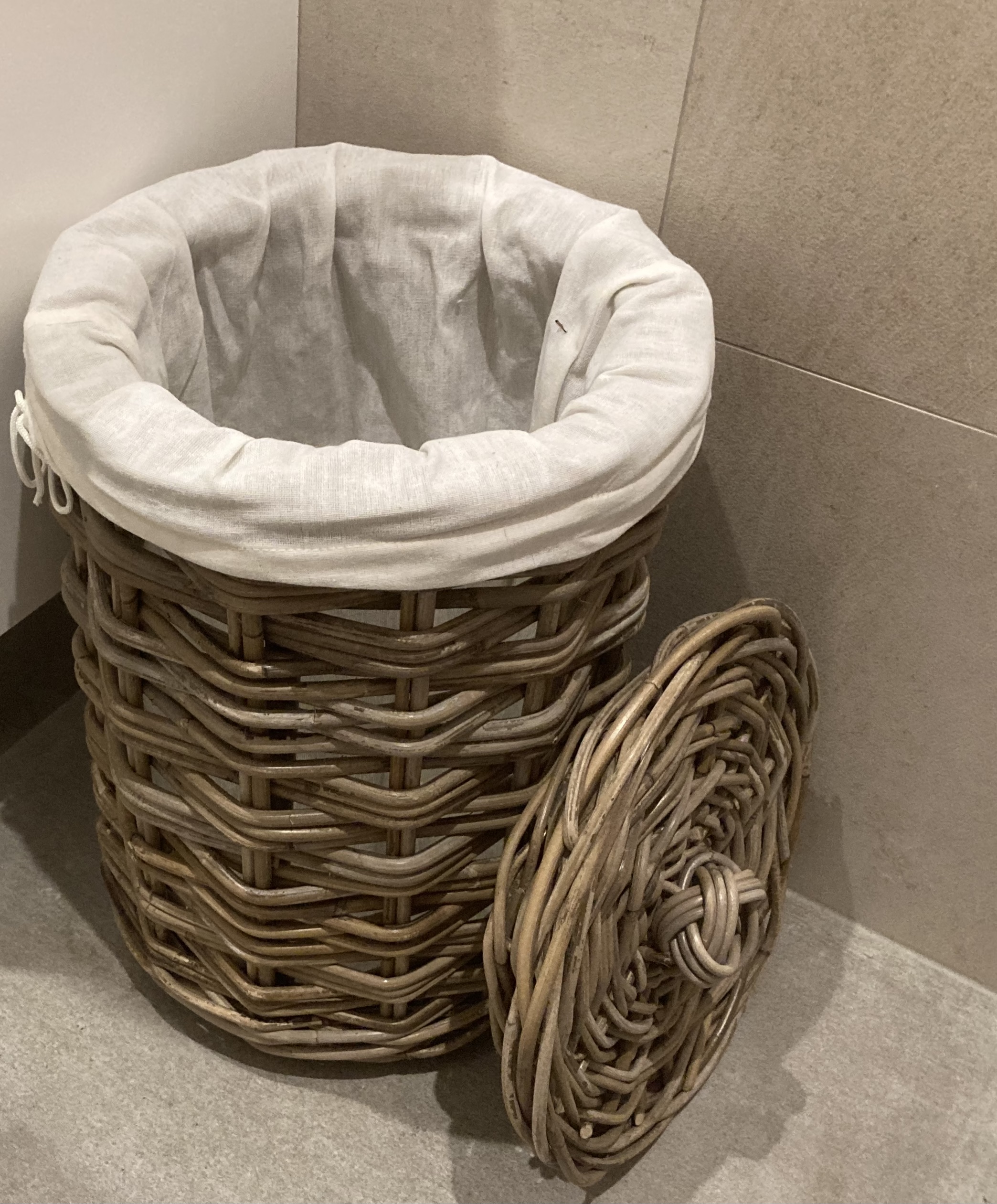 Small round laundry basket with lid (28x42cm)