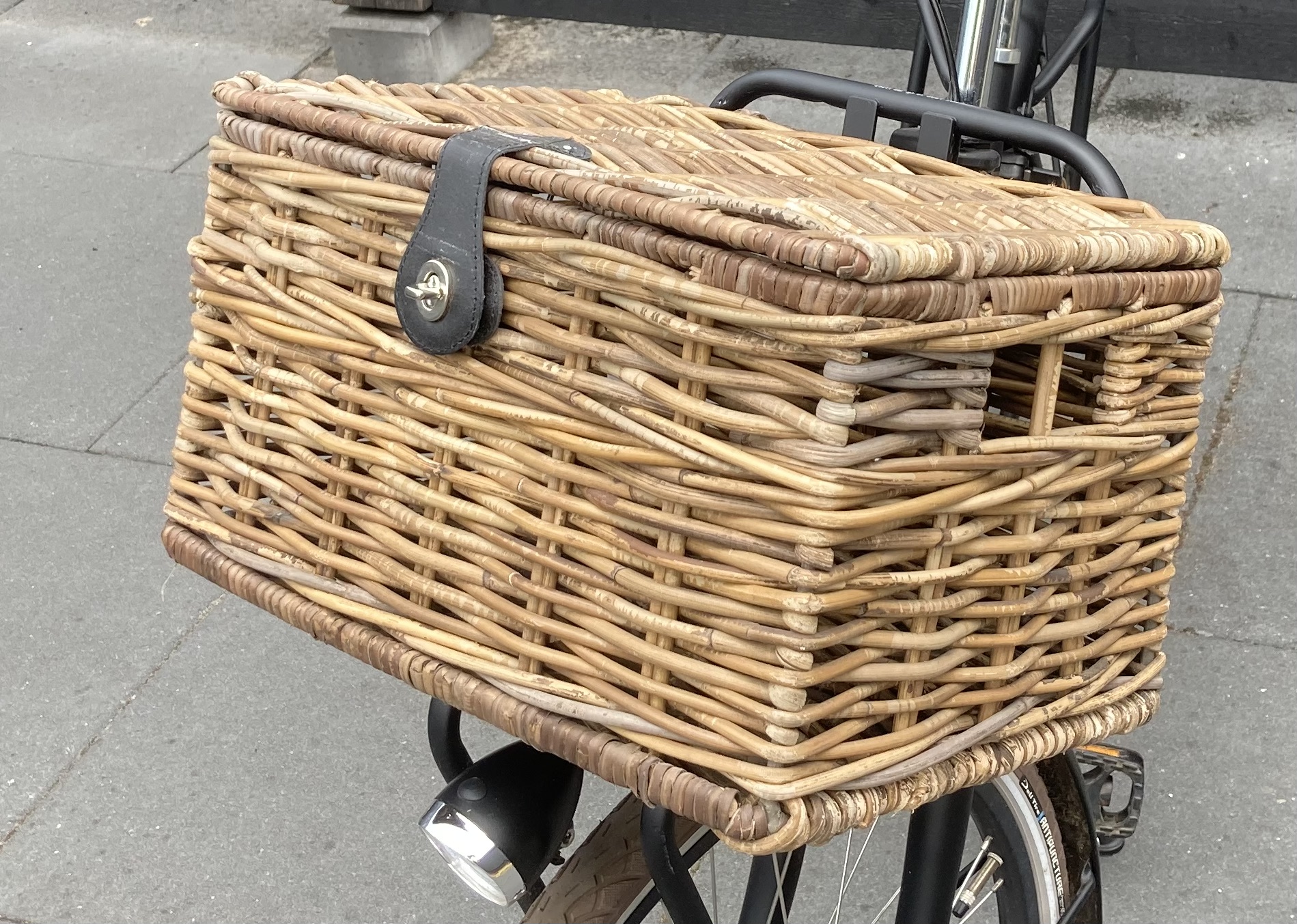 Fietsmand met deksel BRUIN (42x31x24cm)