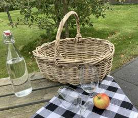 Offener Picknickkorb oval