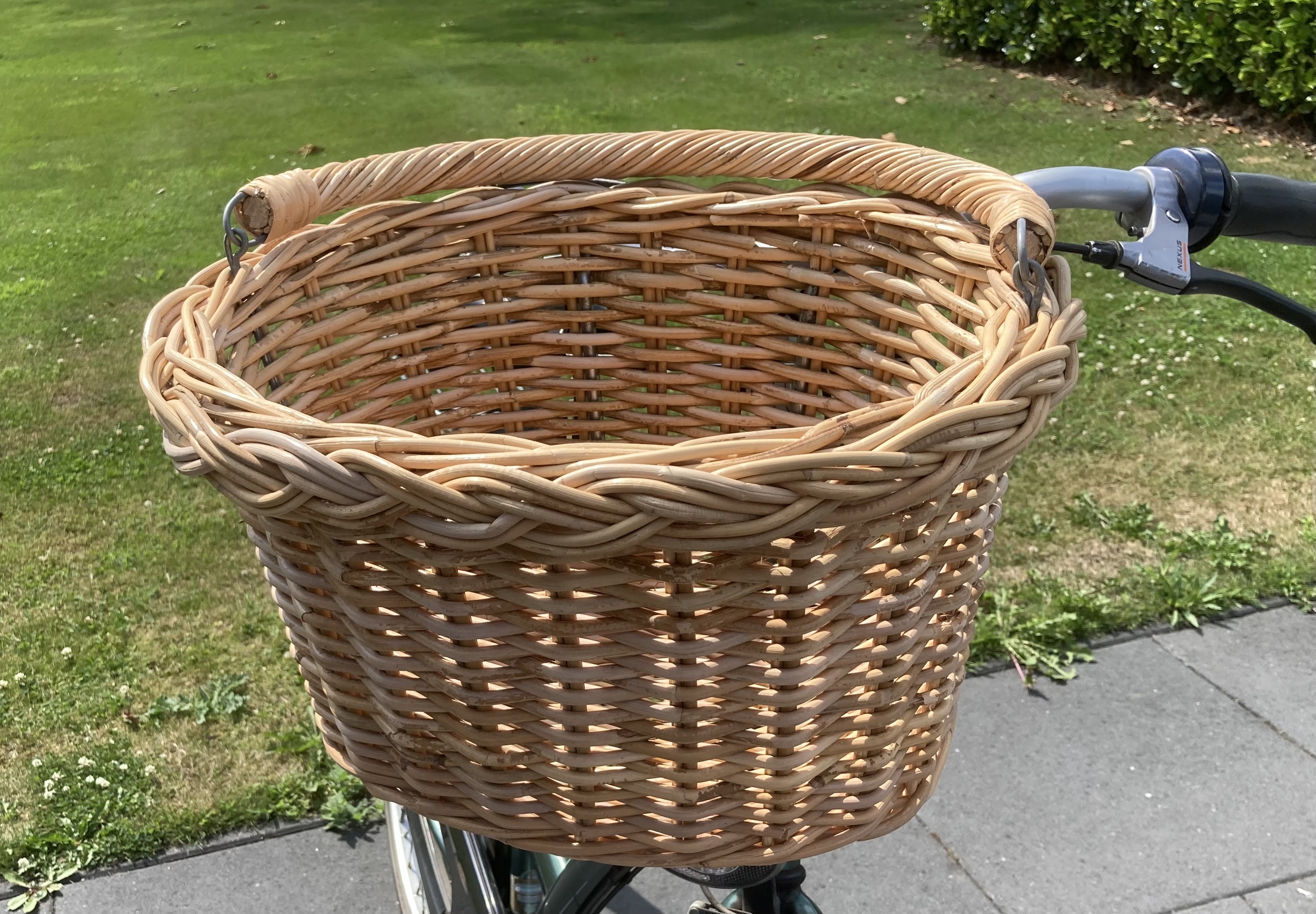 Ovale fietsmand met haken naturel (40x35x25cm)