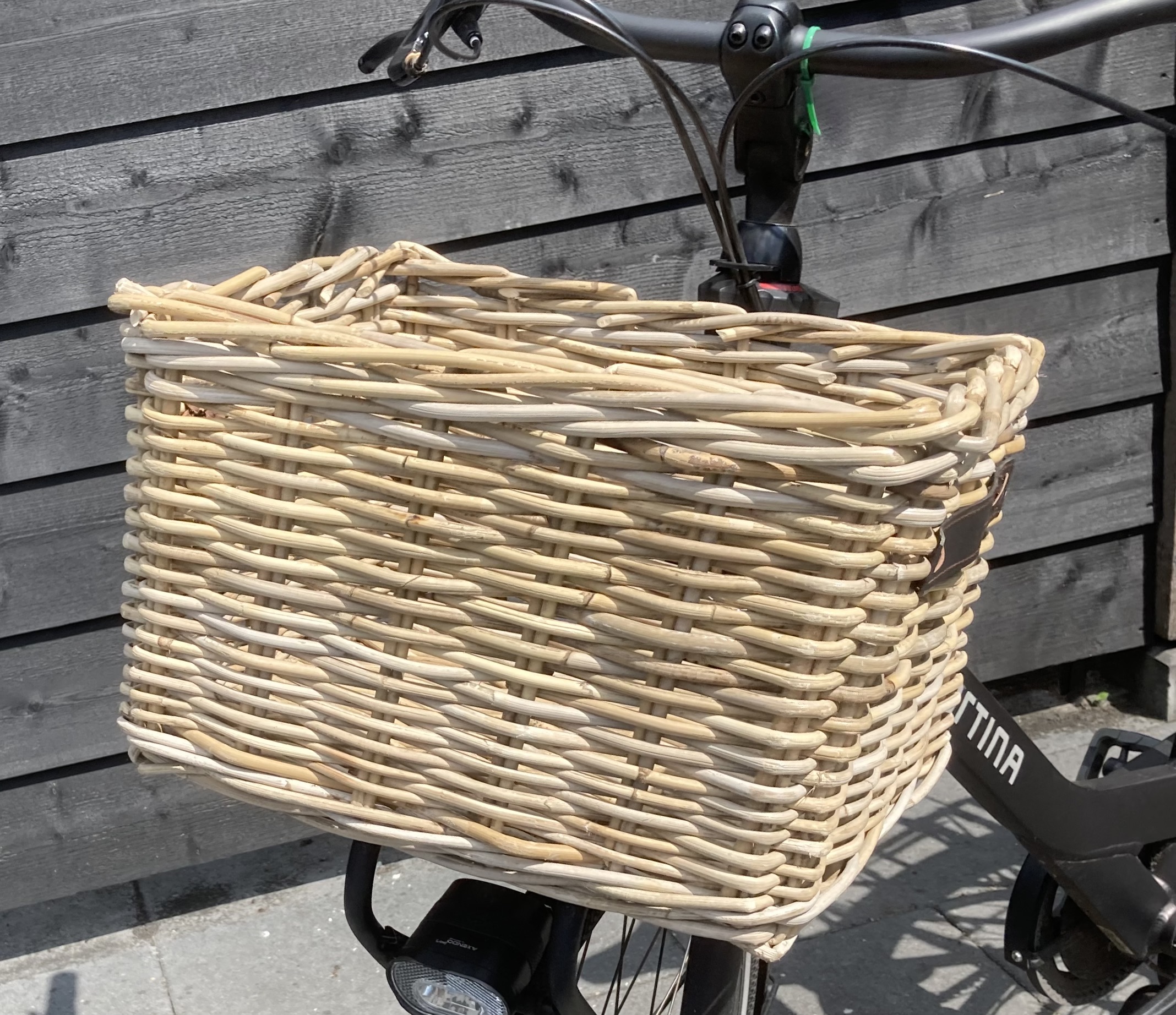 Fahrradkorb mit dekorativem Henkel (41 x 32 x 25 cm)