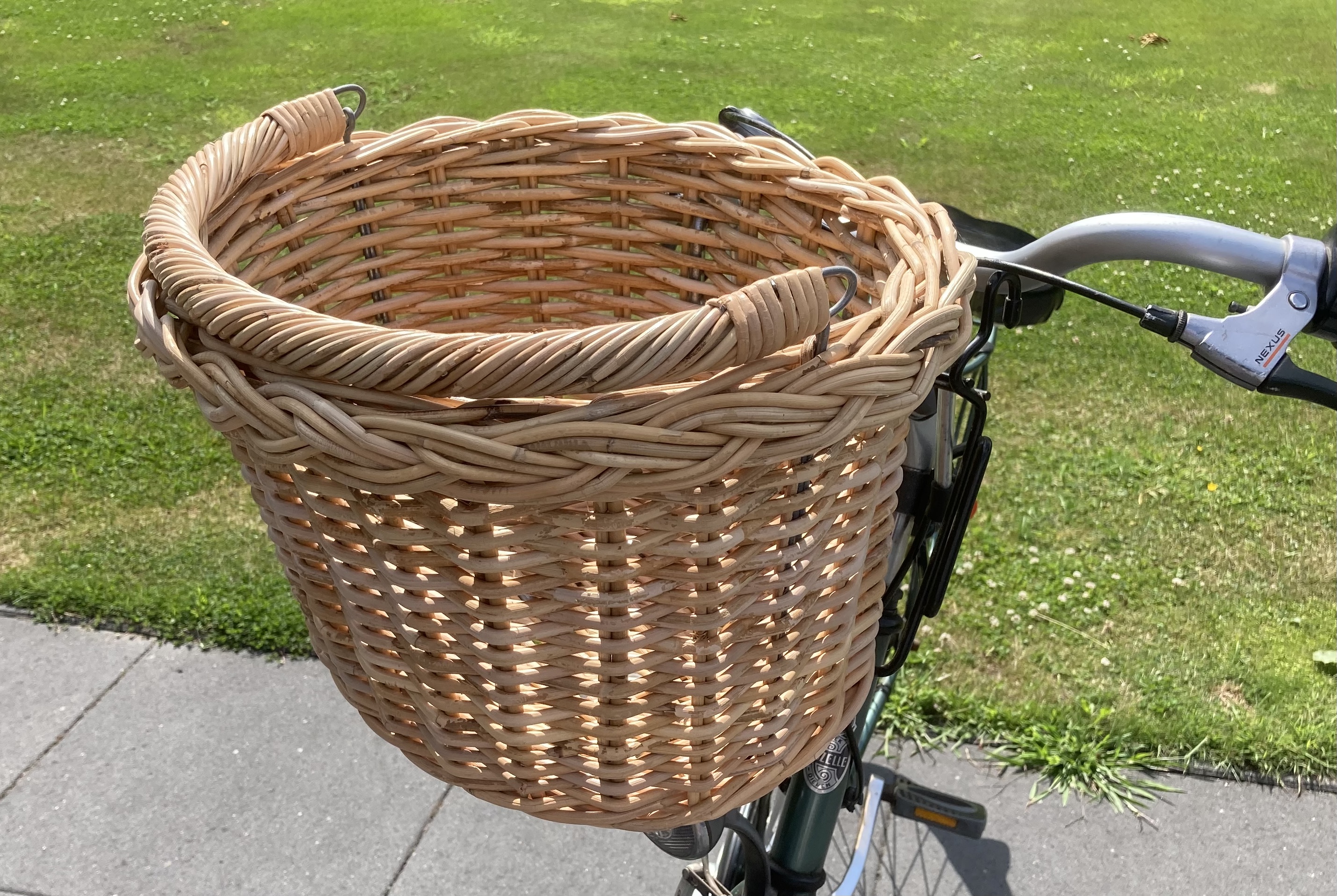 Ovale fietsmand met haken naturel (40x35x25cm)