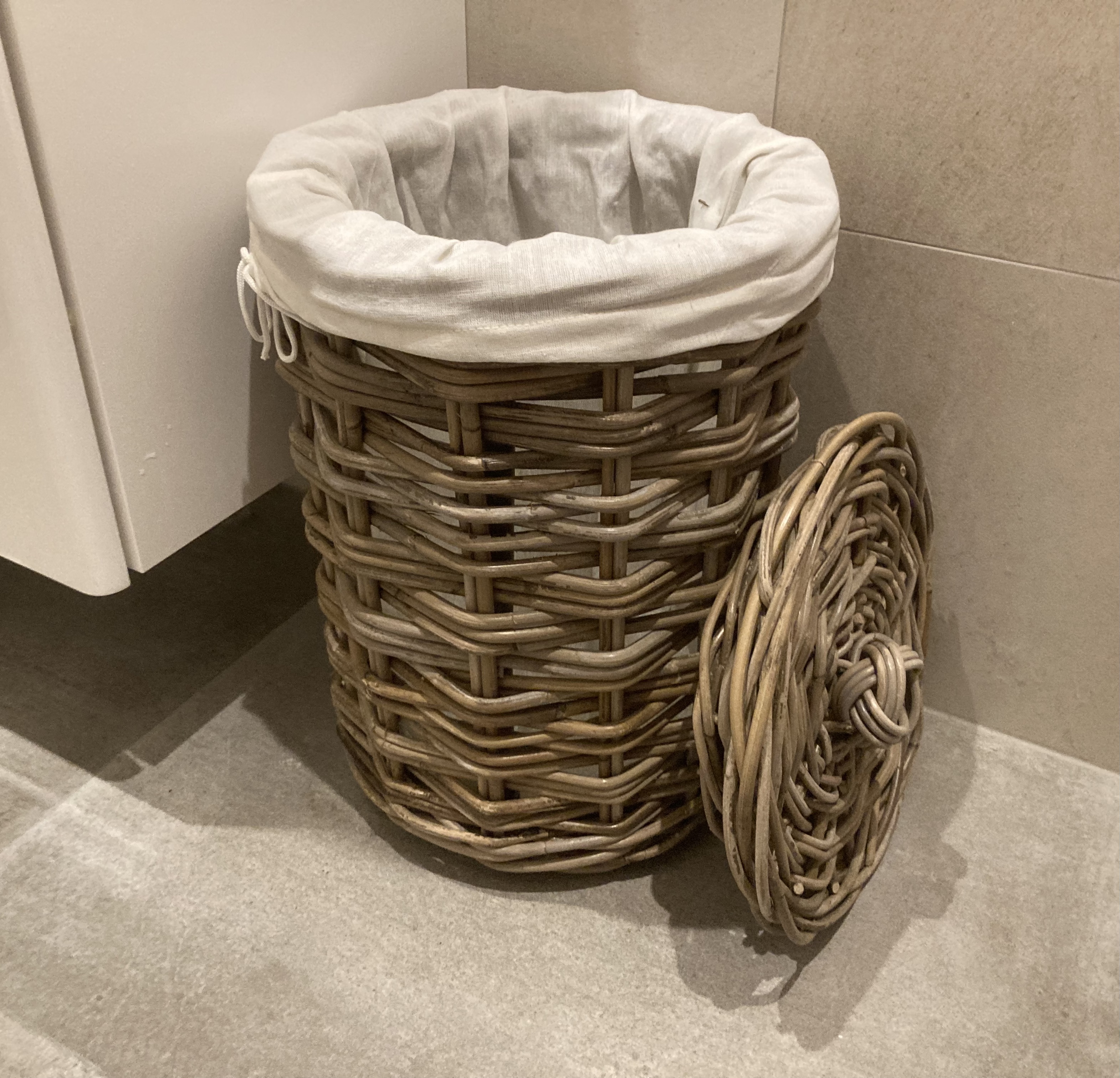 Small round laundry basket with lid (28x42cm)