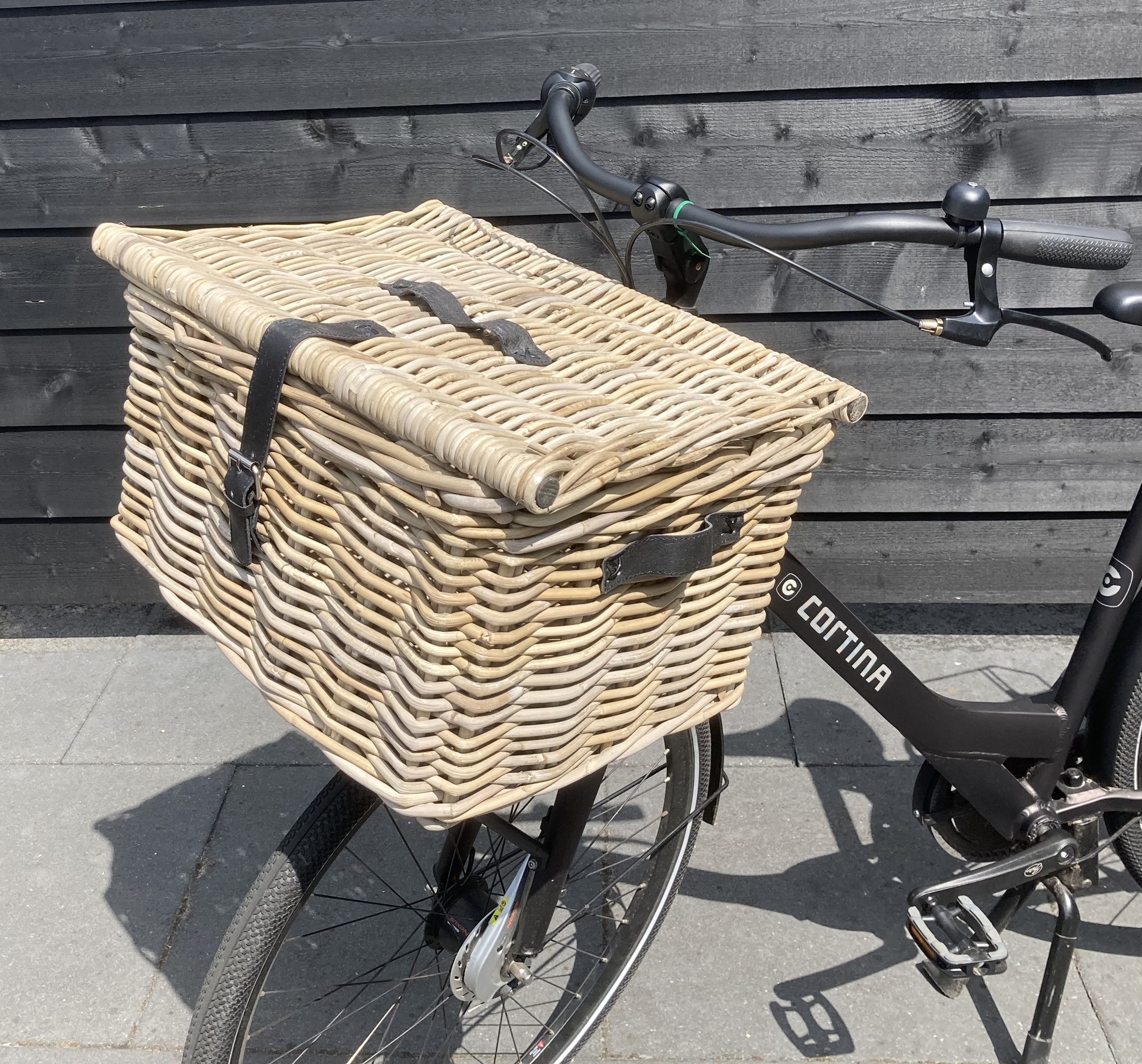 Kleiner Lastenfahrradkorb mit Lederriemen (43 x 33 x 27 cm)
