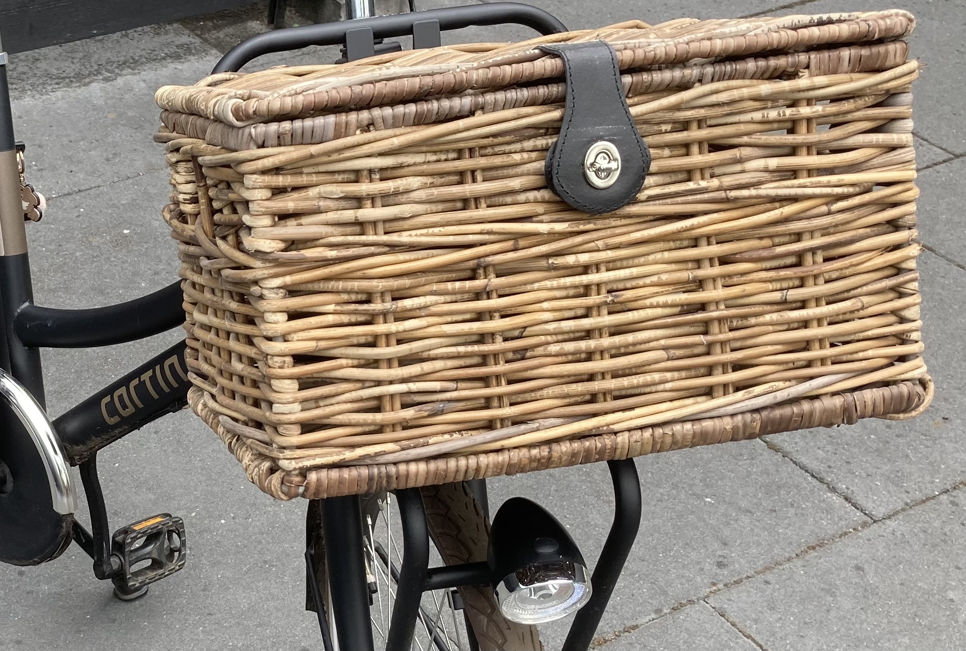 Fietsmand met deksel BRUIN (42x31x24cm)