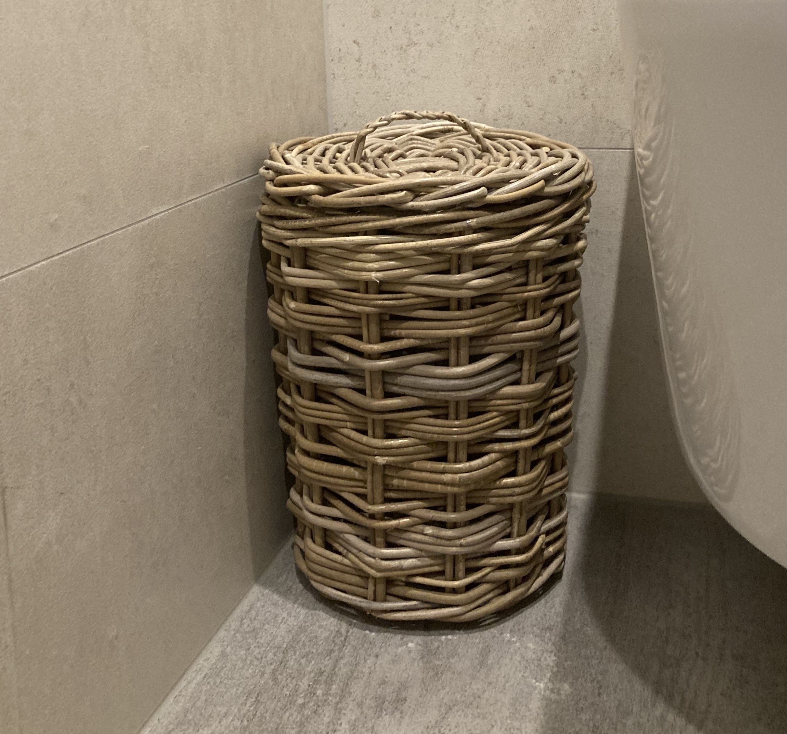 Kleiner runder Korb mit separatem Deckel (25 x 34 cm)