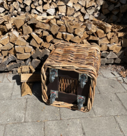 Quadratischer Kaminholzkorb aus grobem Rattan, rostbraun (auf Rollen) (50 x 50 x 49 cm)