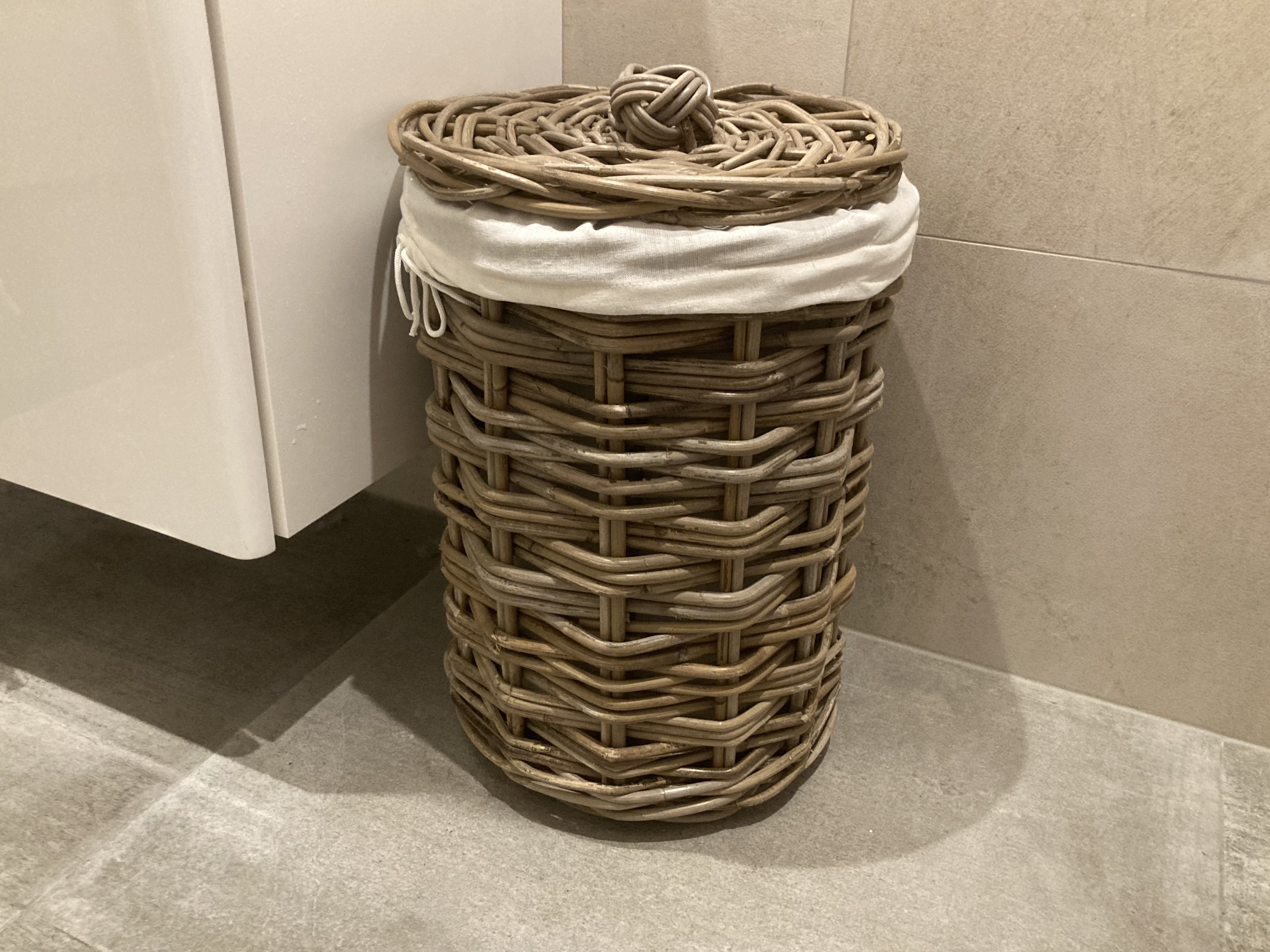 Small round laundry basket with lid (28x42cm)