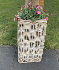 Kleine Rattan Säule für den Garten (30 x 30 x 60 cm)