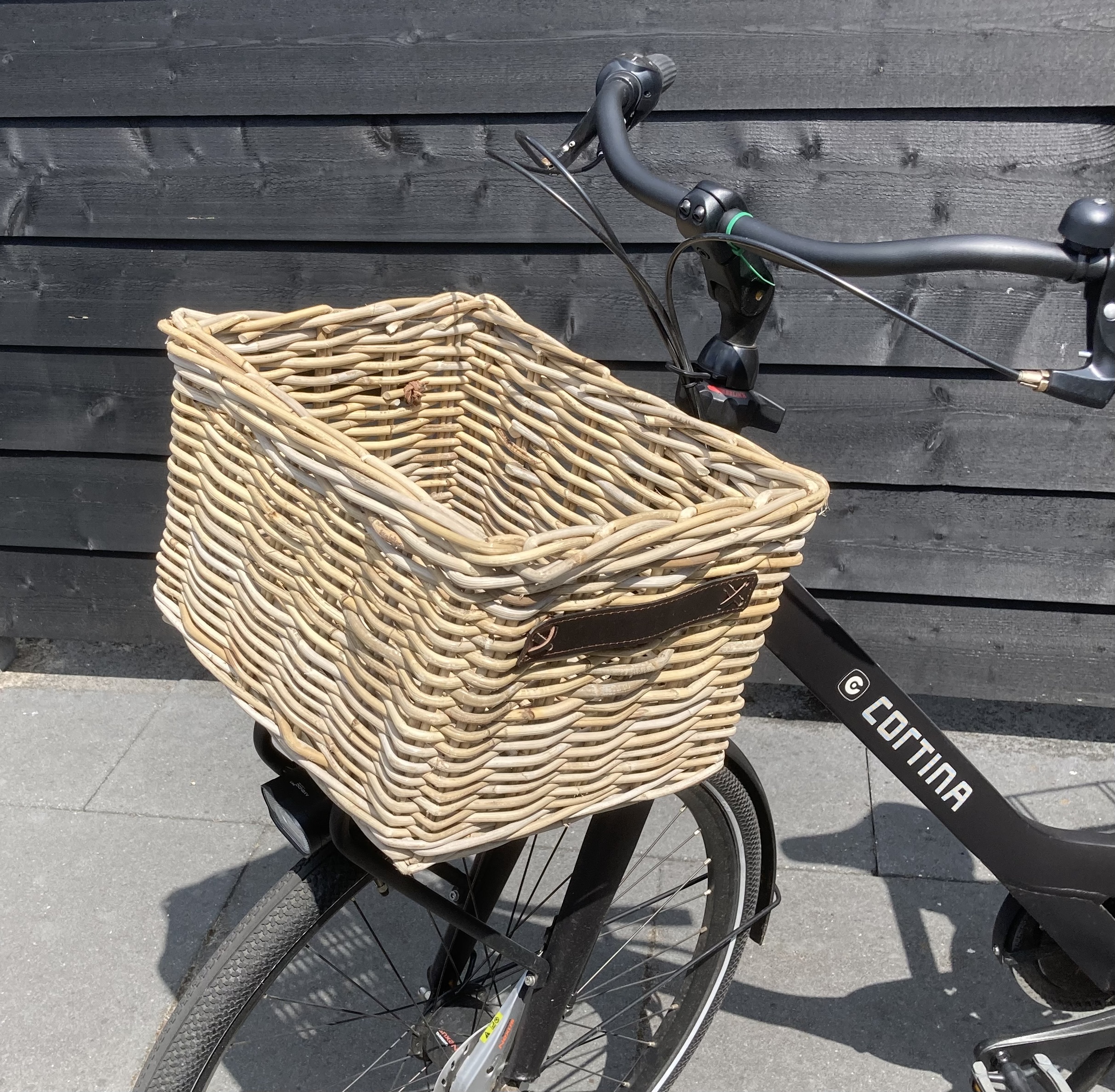 Fahrradkorb mit dekorativem Henkel (41 x 32 x 25 cm)