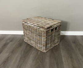Middelgrote rechthoekige mand met klep (47x34x35cm)