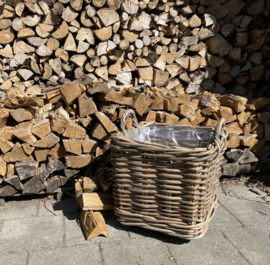 Quadratischer Kaminholzkorb aus grobem Rattan mit Rollen (50 x 50 x 48 cm)