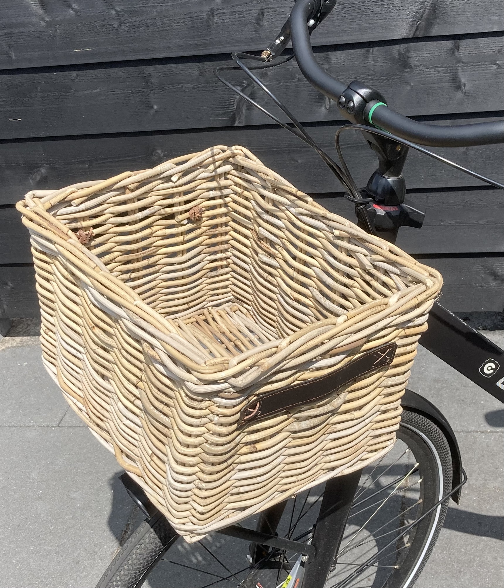 Fahrradkorb mit dekorativem Henkel (41 x 32 x 25 cm)