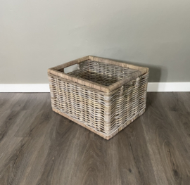 Large, sleek storage basket (49x39x30cm)