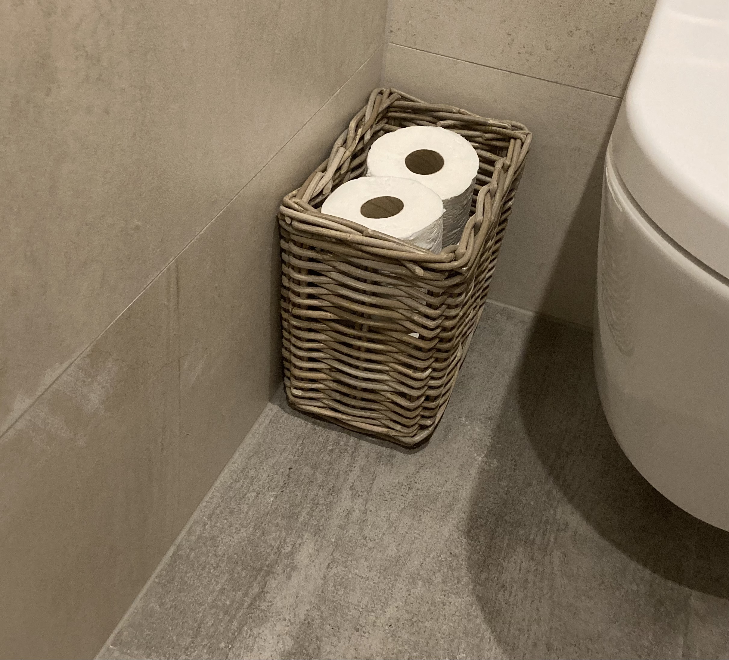 Hoher, schmaler Toilettenkorb (30 x 19 x 27 cm)
