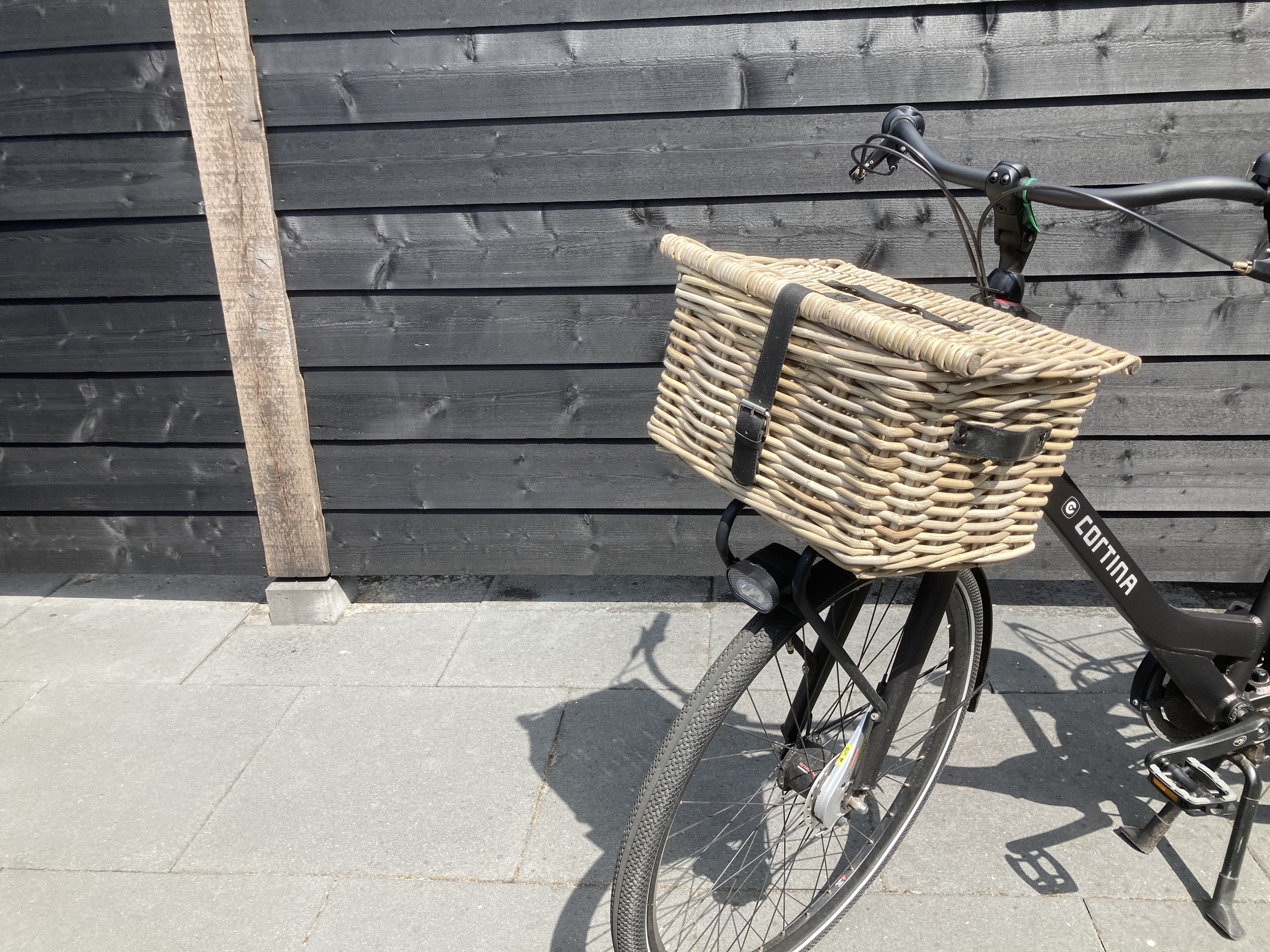 Kleiner Lastenfahrradkorb mit Lederriemen (43 x 33 x 27 cm)