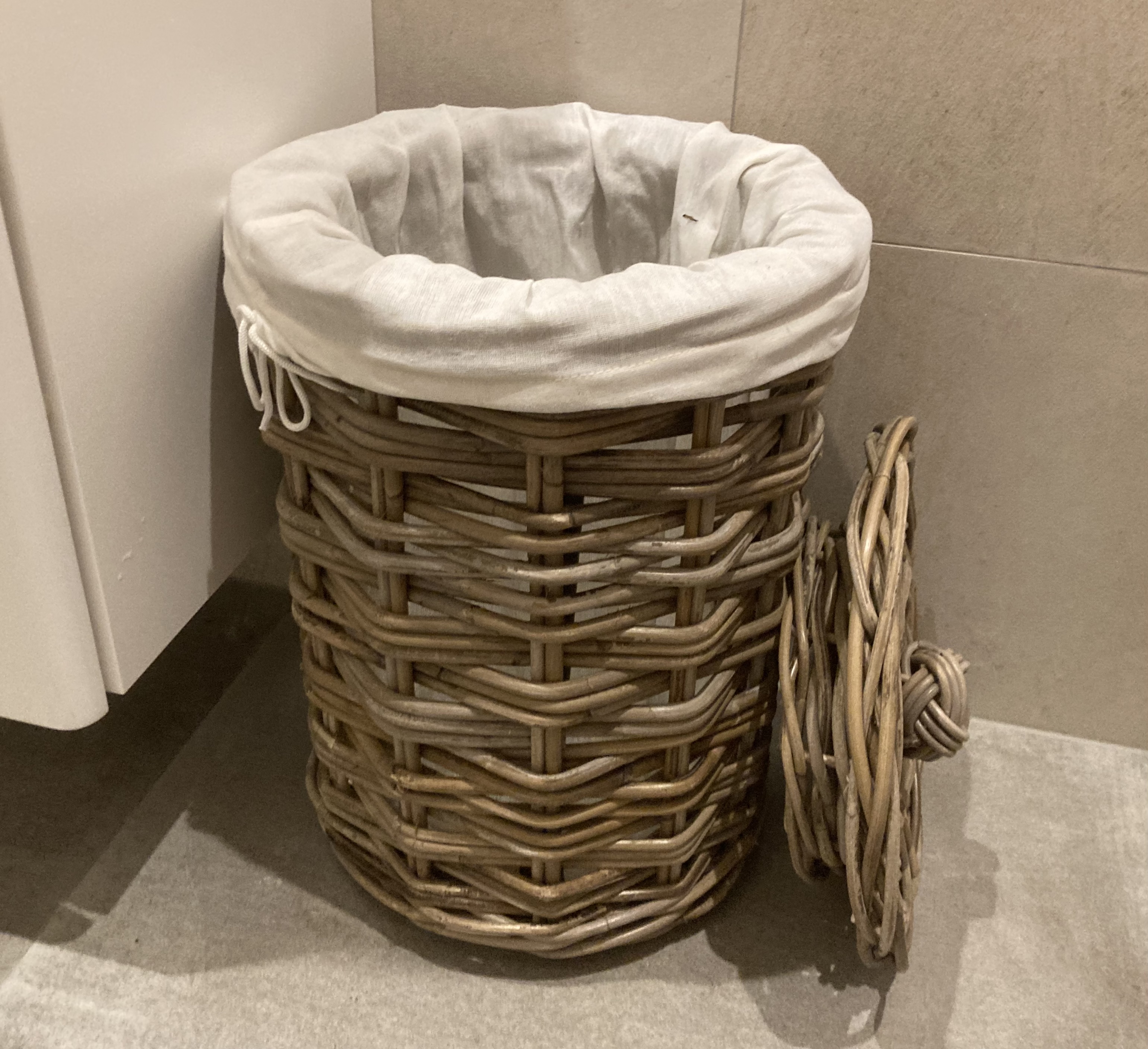 Small round laundry basket with lid (28x42cm)