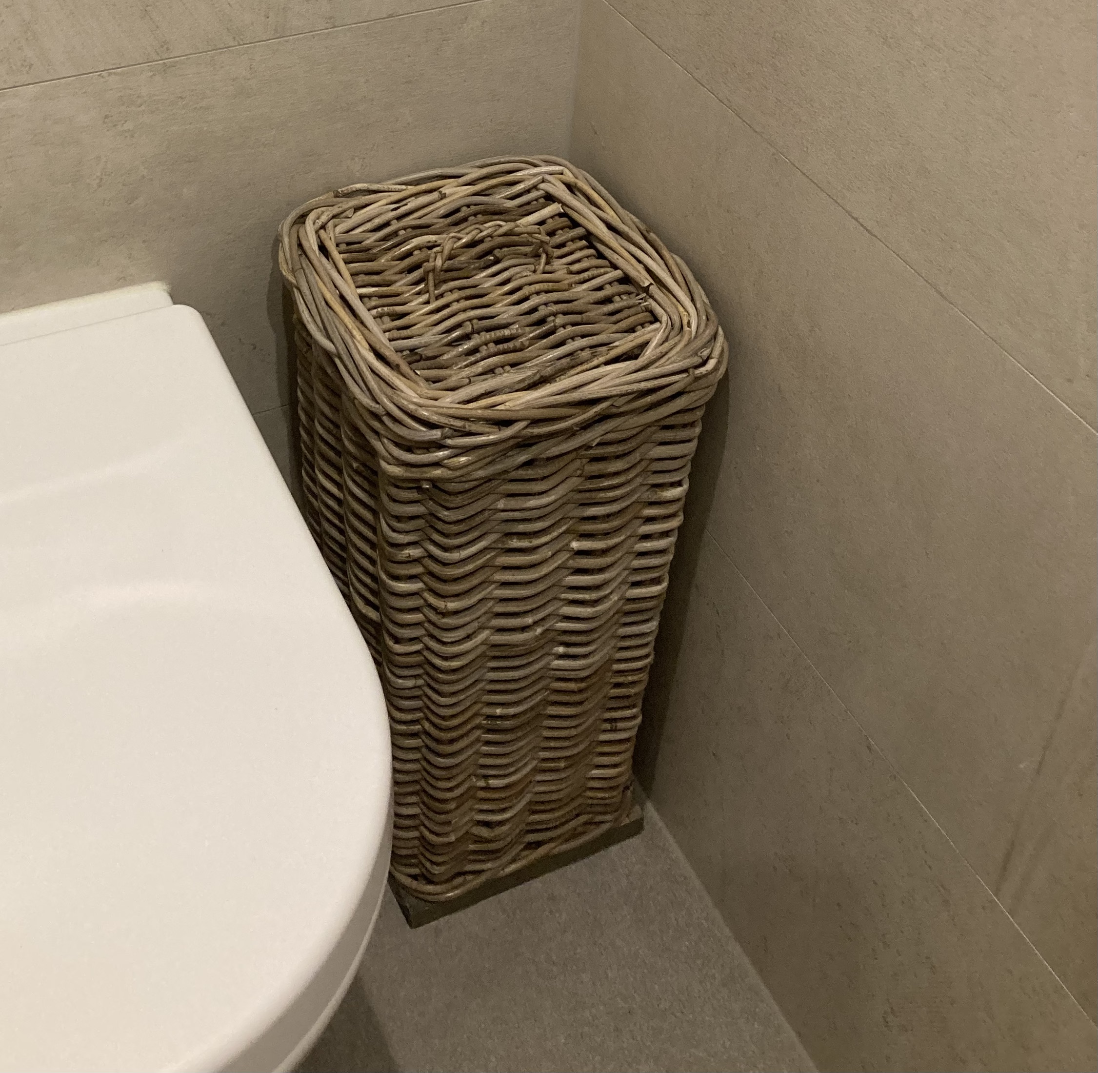 Toilettenpapierhalter quadratisch (25 x 25 x 50 cm)