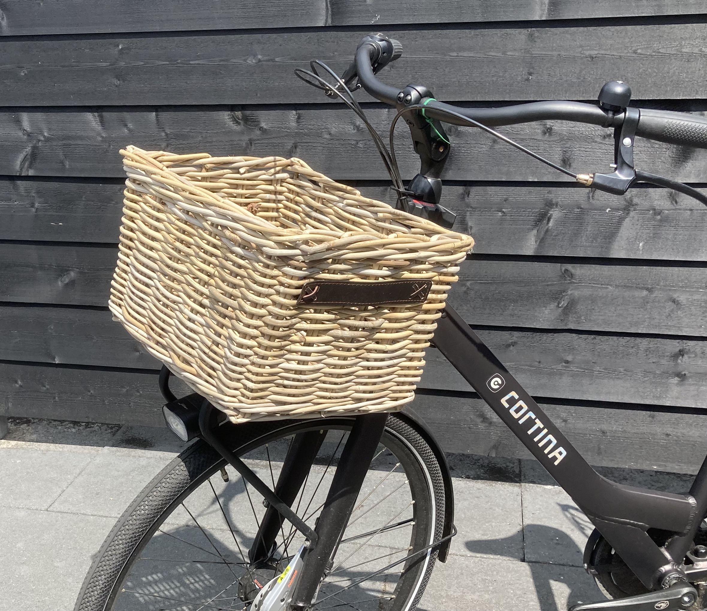 Fahrradkorb mit dekorativem Henkel (41 x 32 x 25 cm)