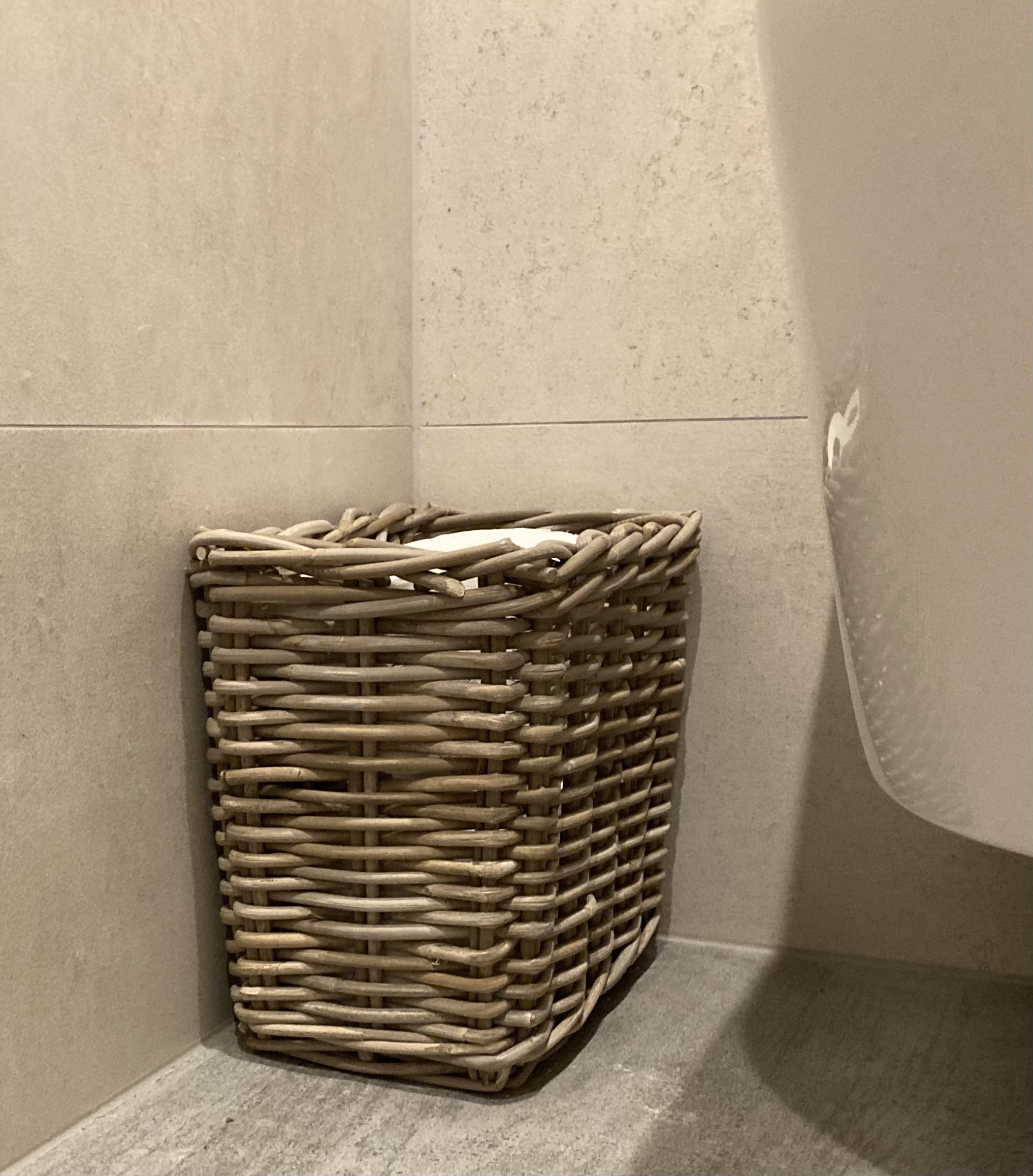 Hoher, schmaler Toilettenkorb (30 x 19 x 27 cm)