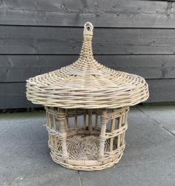 Futterhaus aus Rattan