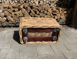Länglicher Kamin-Korb aus grobem Rattan, rostbraun (auf Rollen) (85 x 45 x 45 cm)