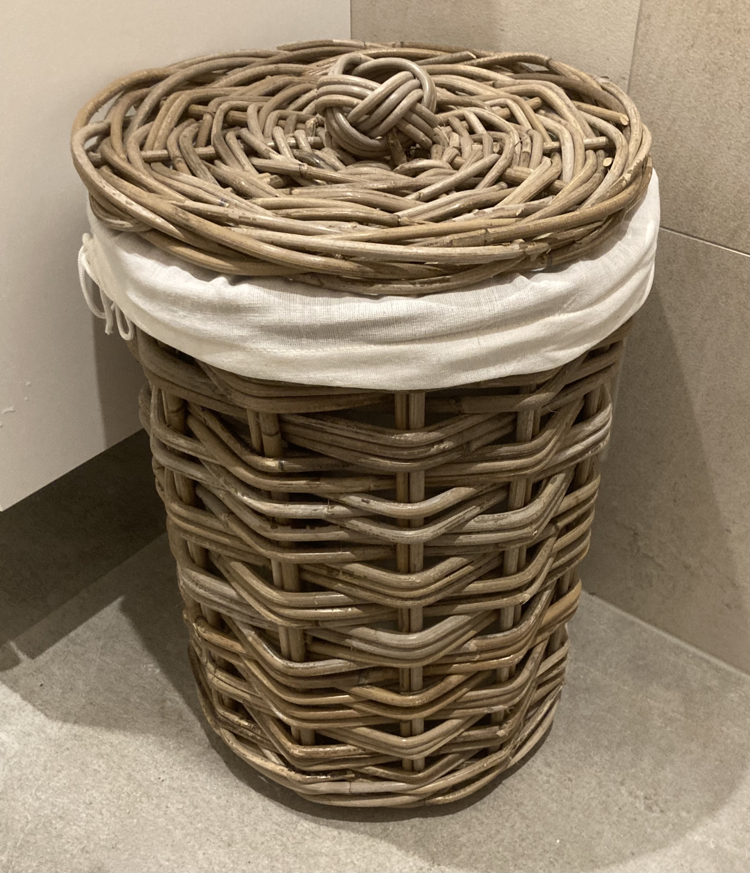 Small round laundry basket with lid (28x42cm)
