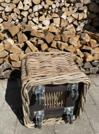 Quadratischer Kaminholzkorb aus grobem Rattan mit Rollen (50 x 50 x 48 cm)