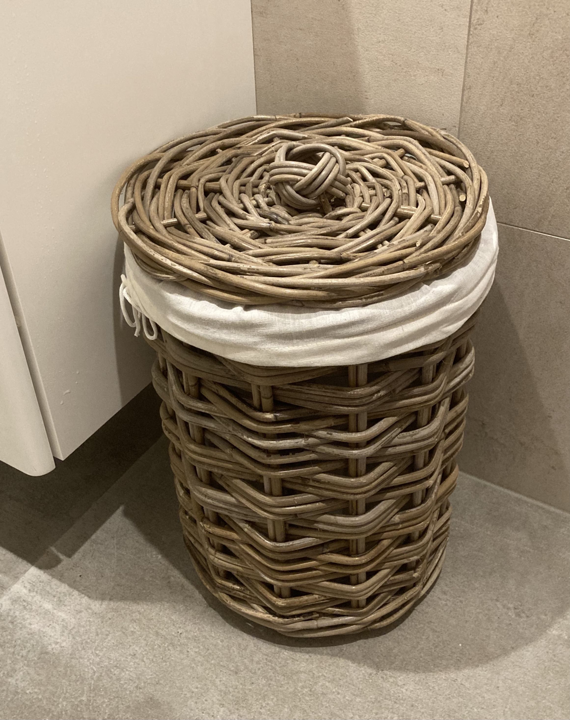 Small round laundry basket with lid (28x42cm)