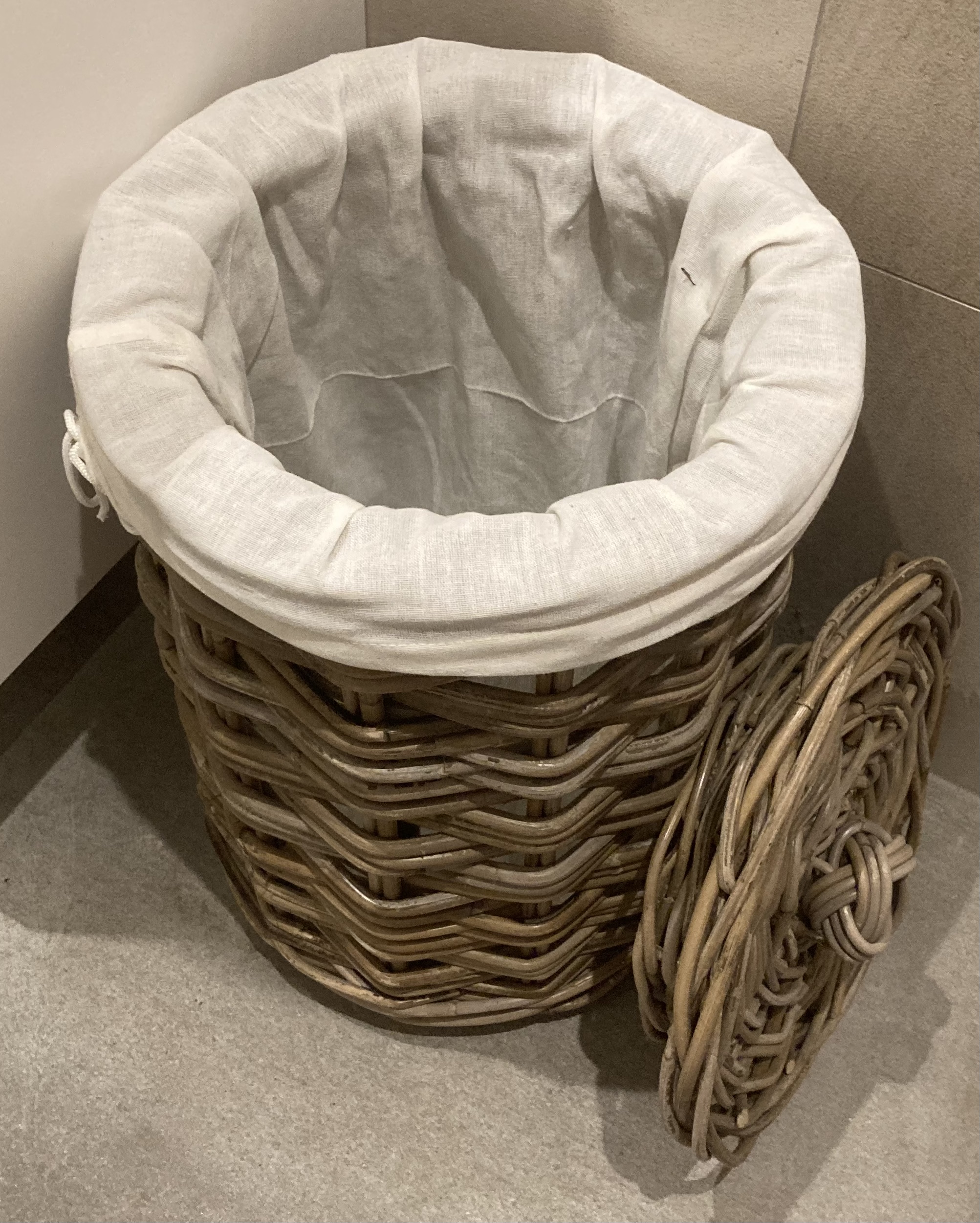 Small round laundry basket with lid (28x42cm)