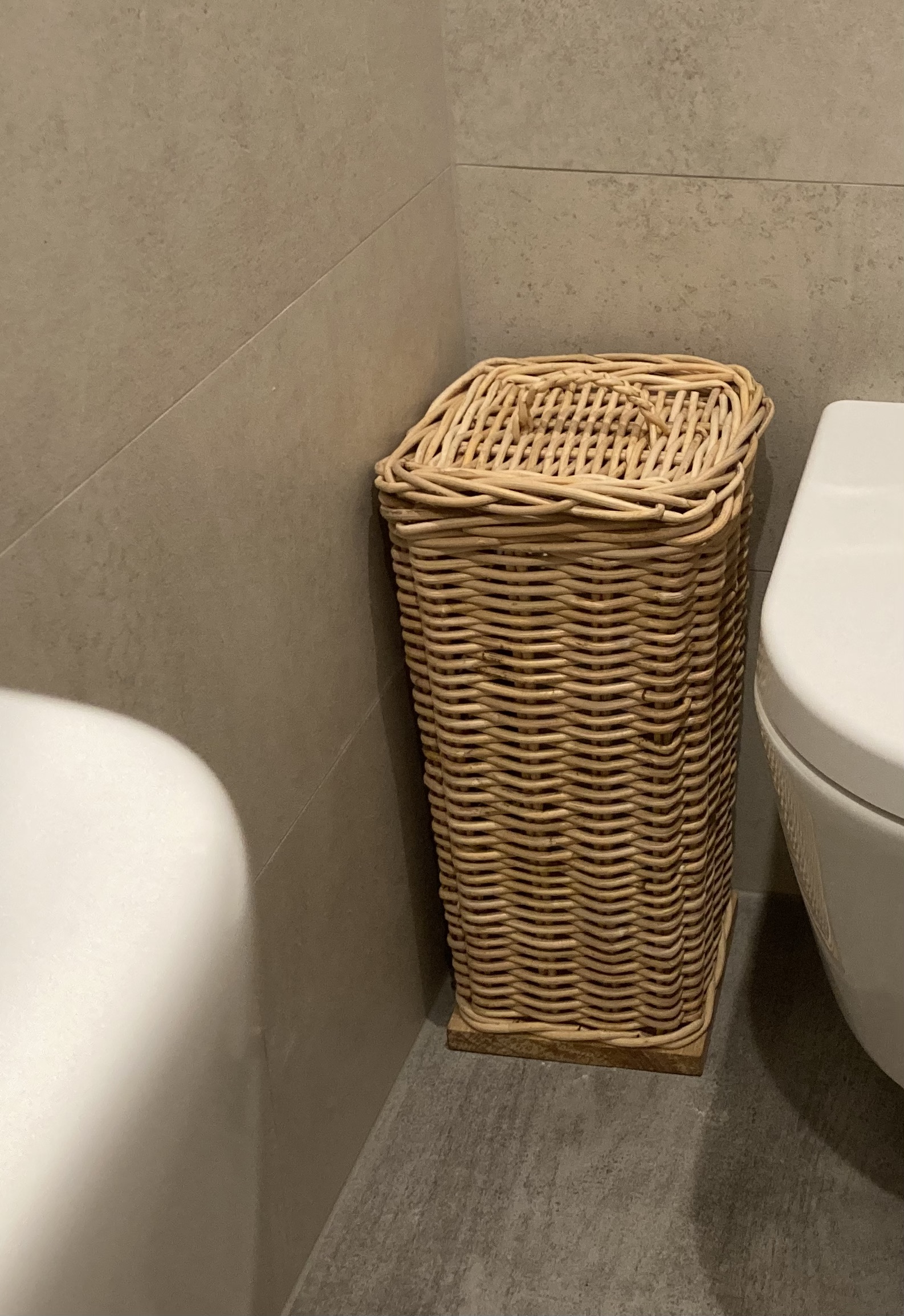 Toilettenpapierhalter quadratisch LICHT (25 x 25 x 50 cm)